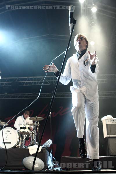 THE HIVES - 2009-08-01 - PAREDES DE COURA (Portugal) - Praia do Tabuao - Per Almqvist - Arne Christian Jääskeläinen